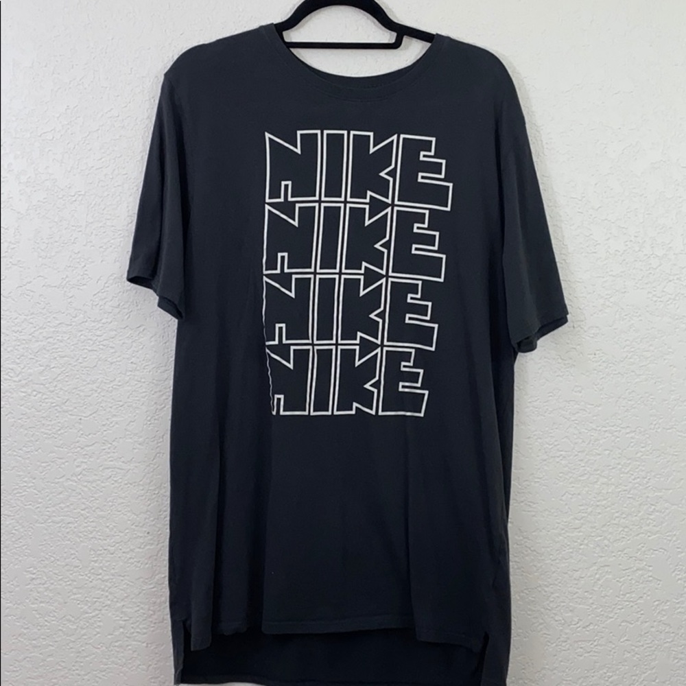 Nike T-Shirt.    E